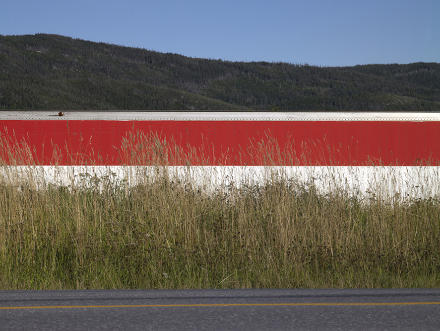 Trailer-with-a-red-Stripe